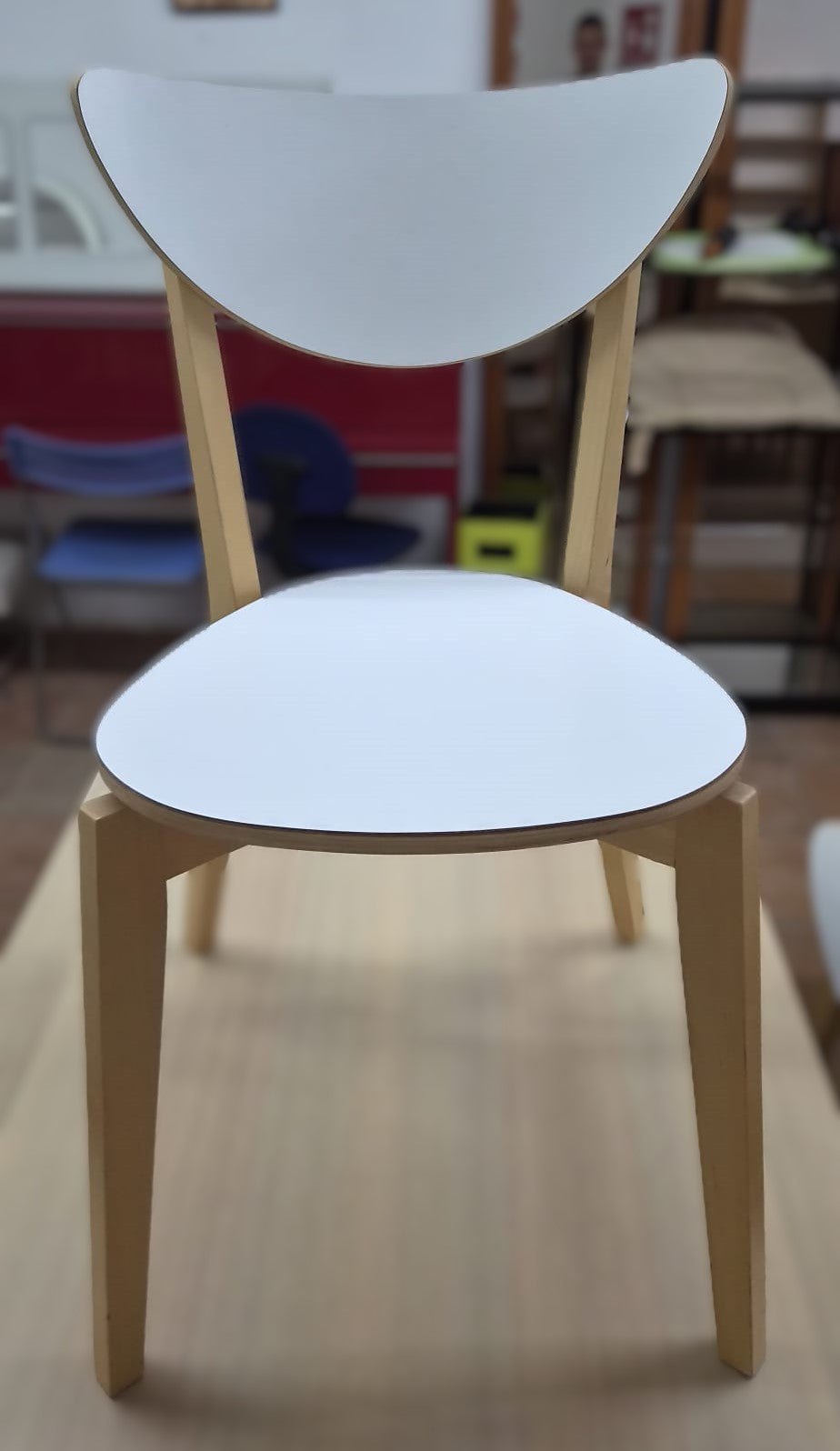 Mesa con sillas — imagen 7