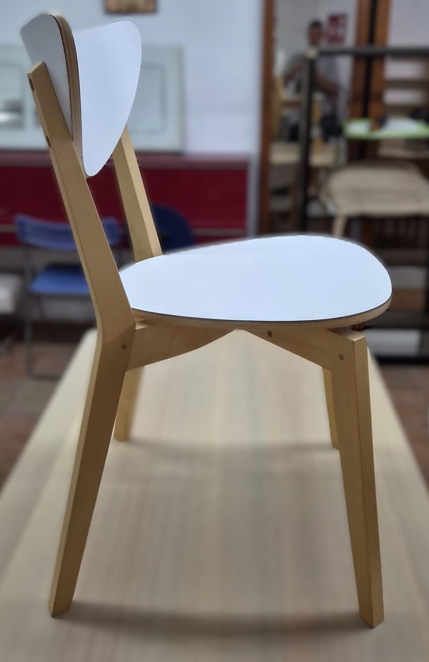 Mesa con sillas — imagen 8