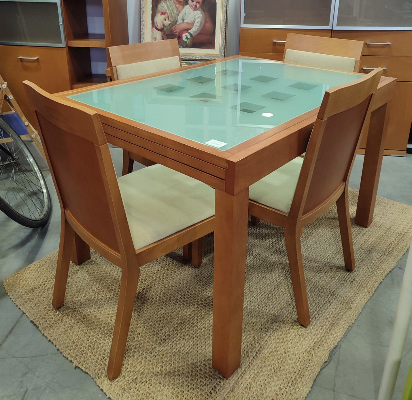 Mesa extensible + cuatro sillas