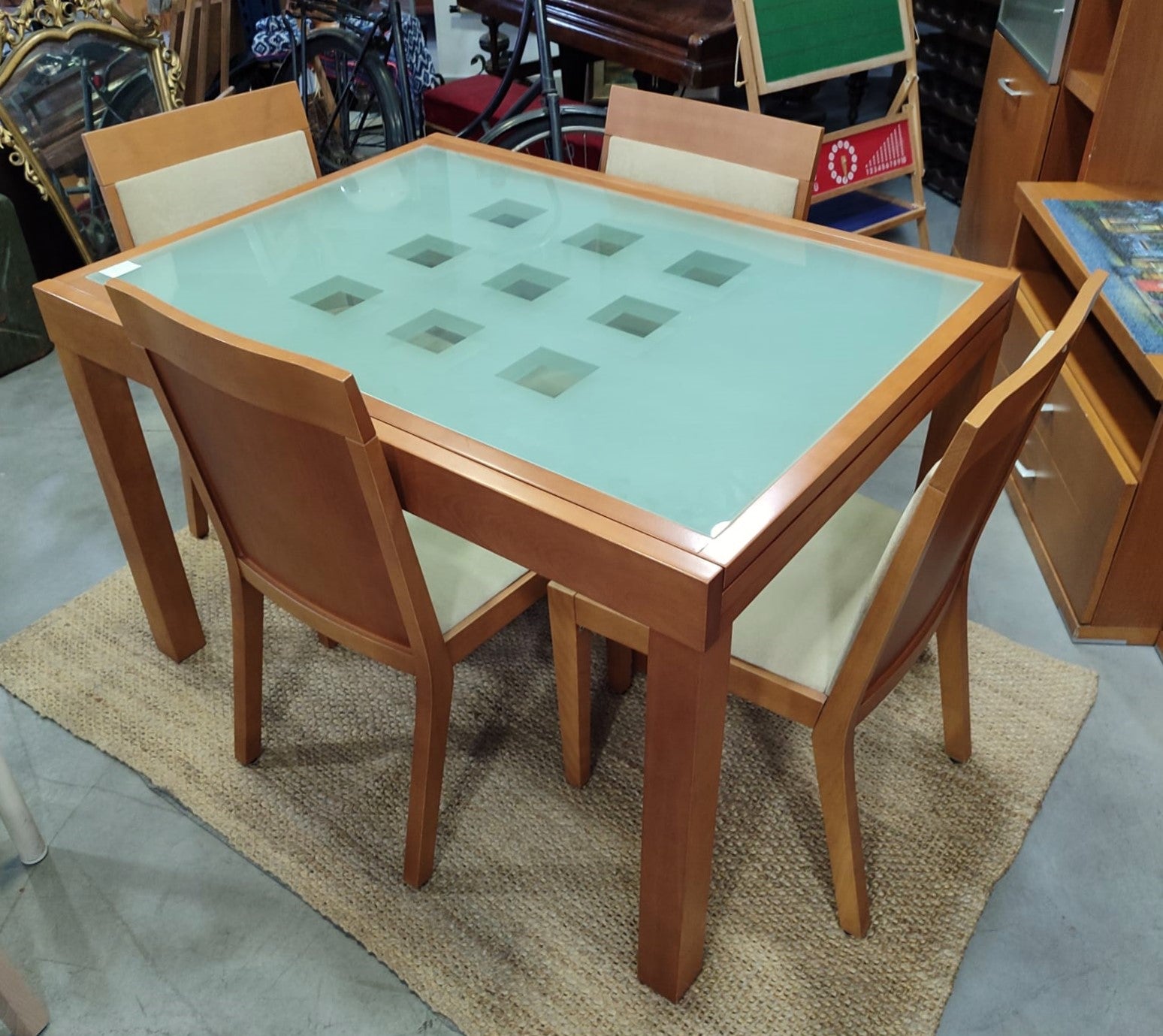 Mesa extensible + cuatro sillas — imagen 2