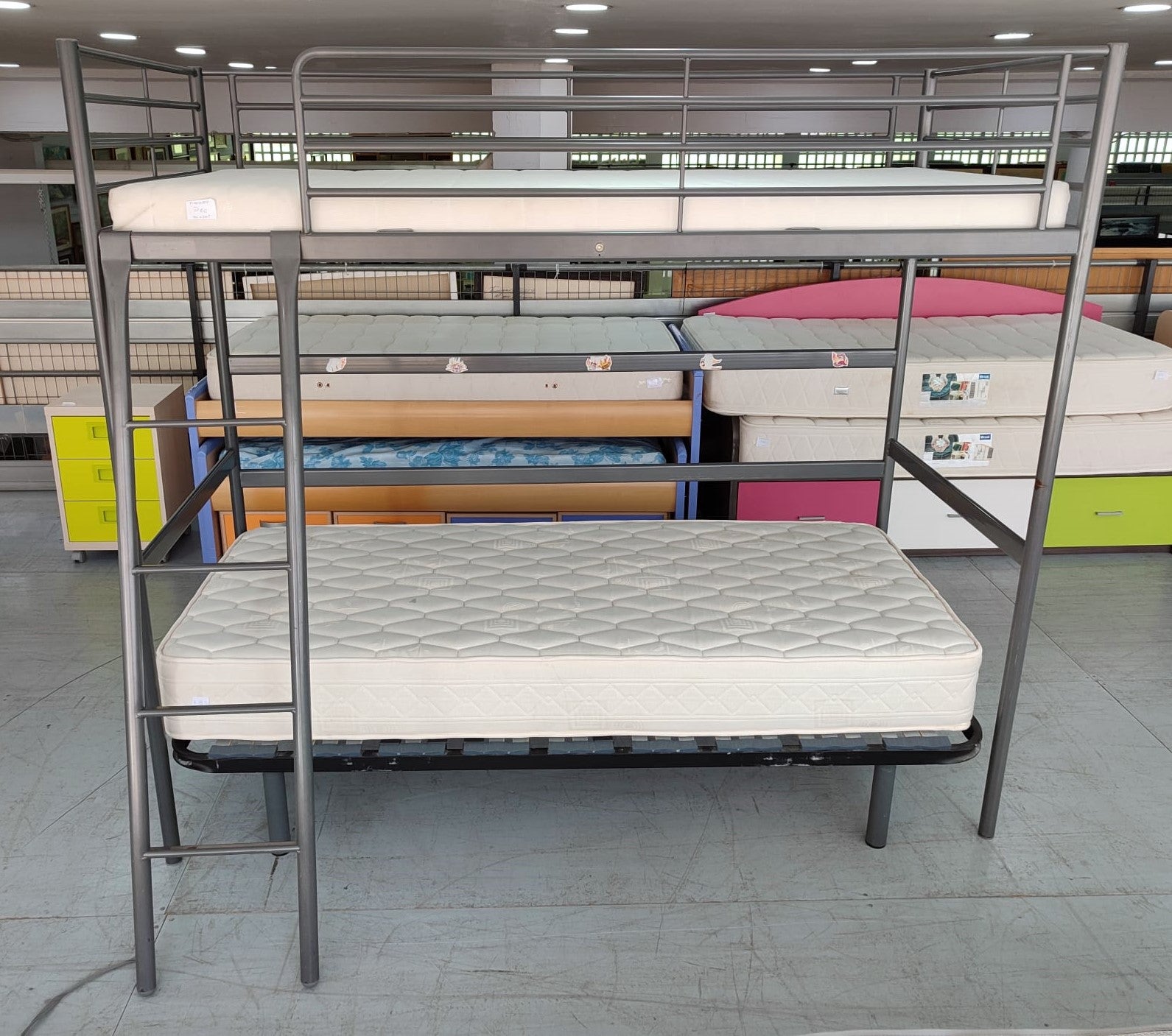 Cama alta "svärta" + somier