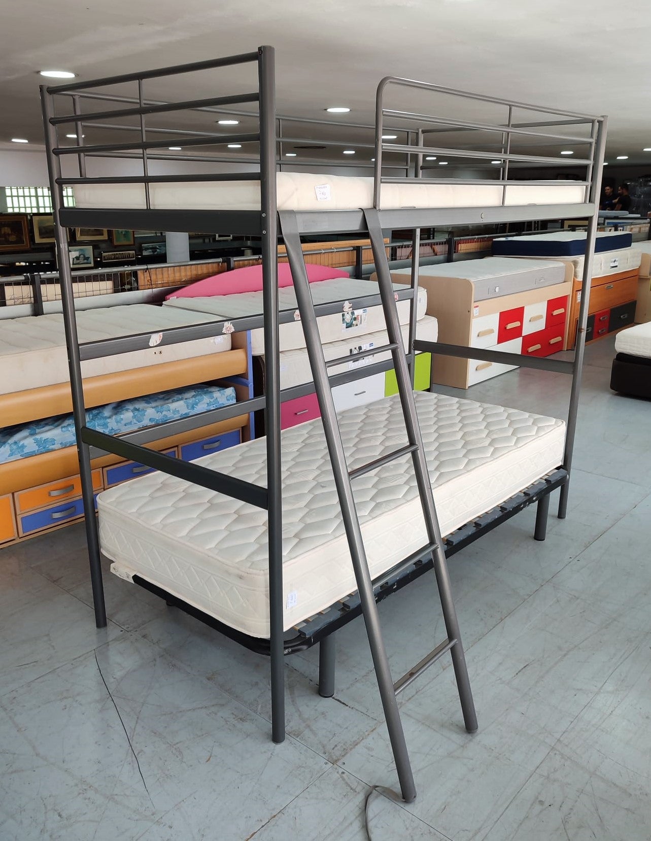 Cama alta "svärta" + somier — imagen 2
