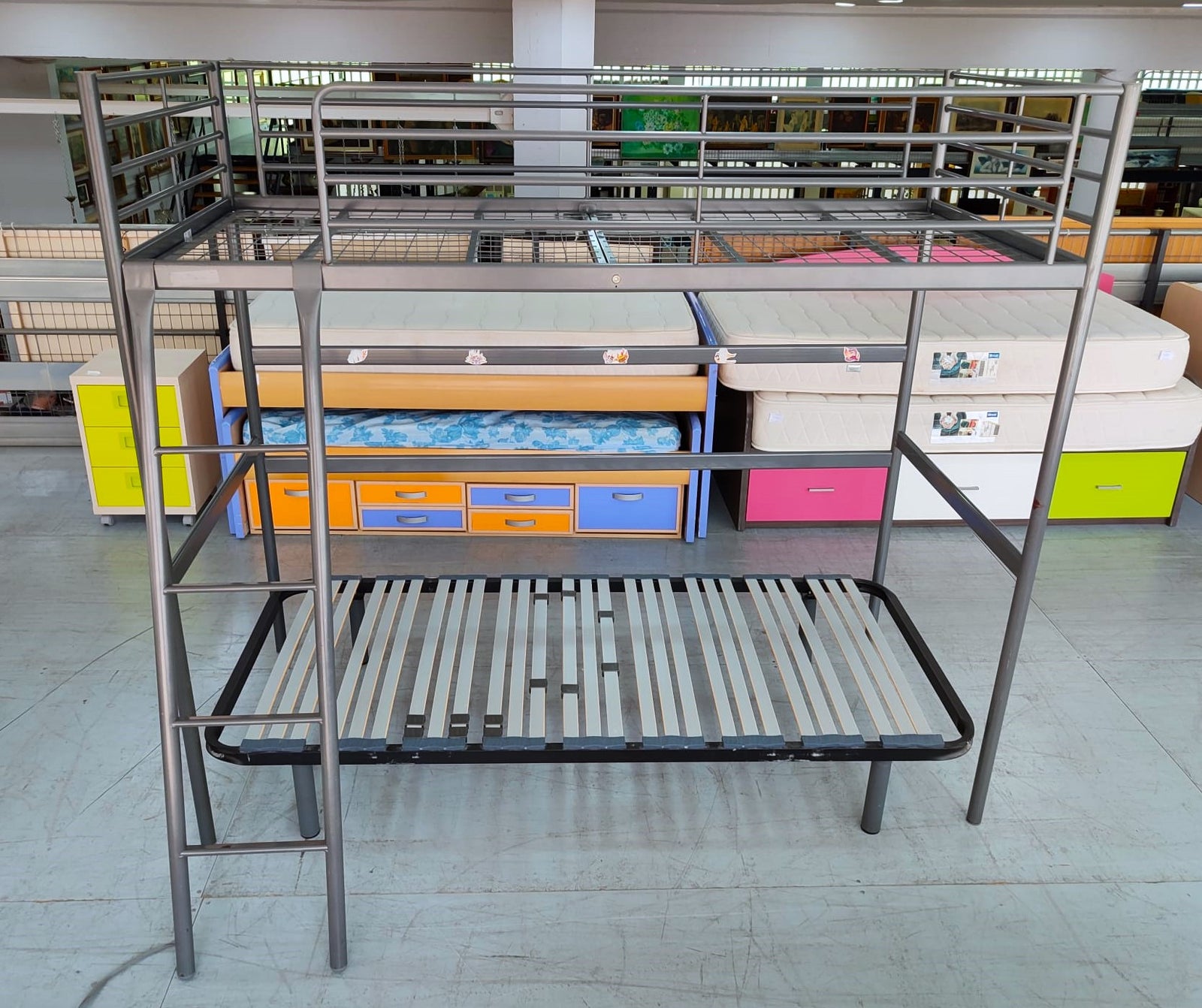 Cama alta "svärta" + somier — imagen 3