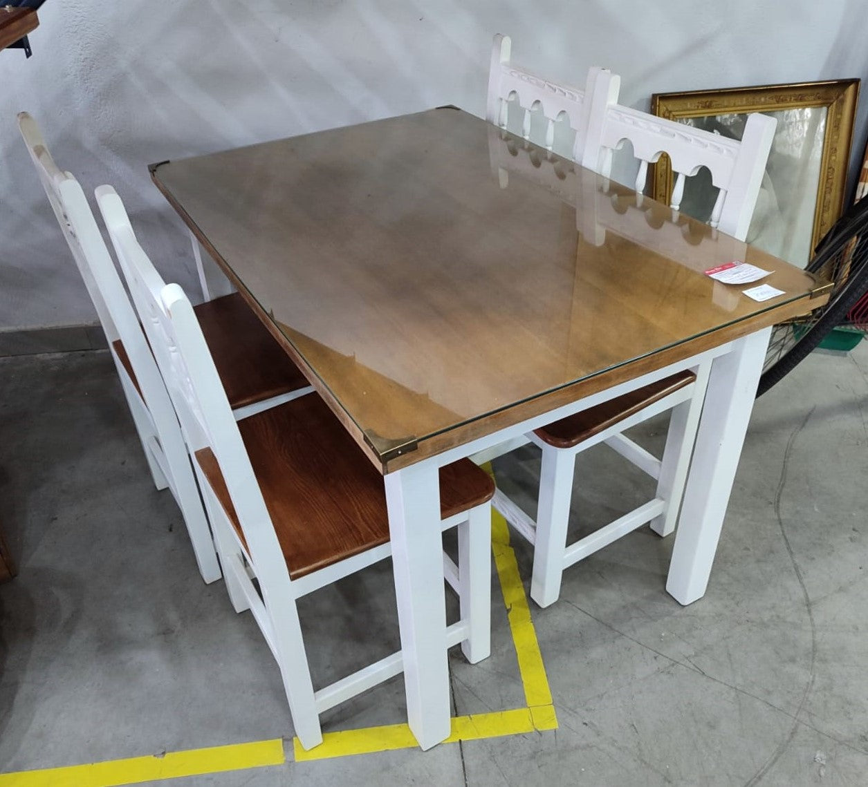Mesa de comedor con 4 sillas