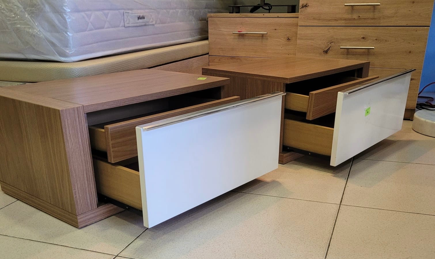 Mesitas de noche madera y blanco — imagen 2