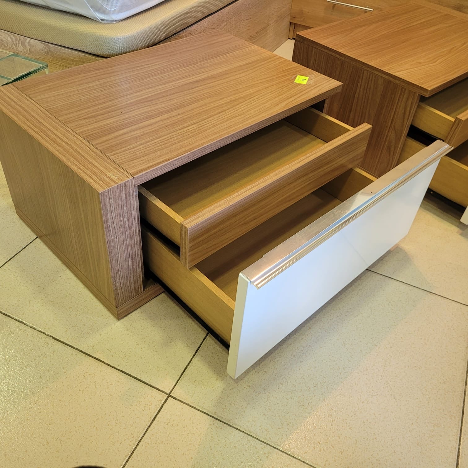 Mesitas de noche madera y blanco — imagen 3