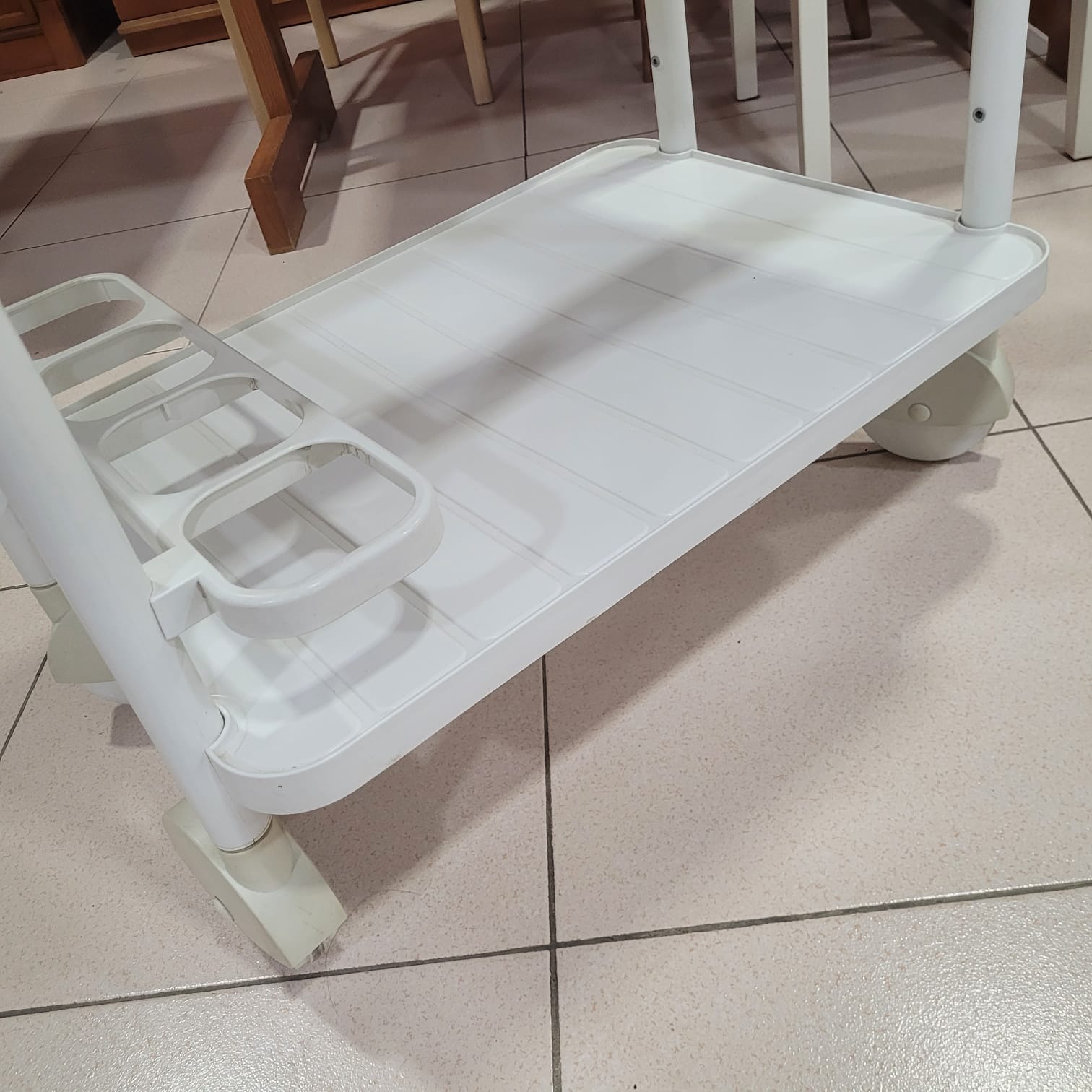 Carrito auxiliar blanco con ruedas — imagen 3