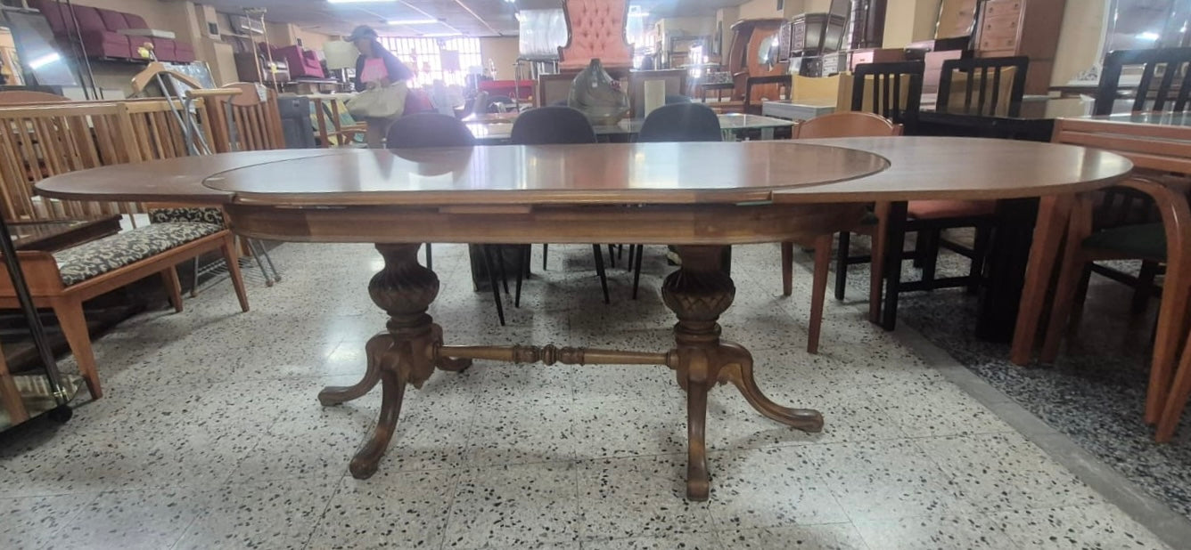 Mesa de comedor clásica — imagen 3