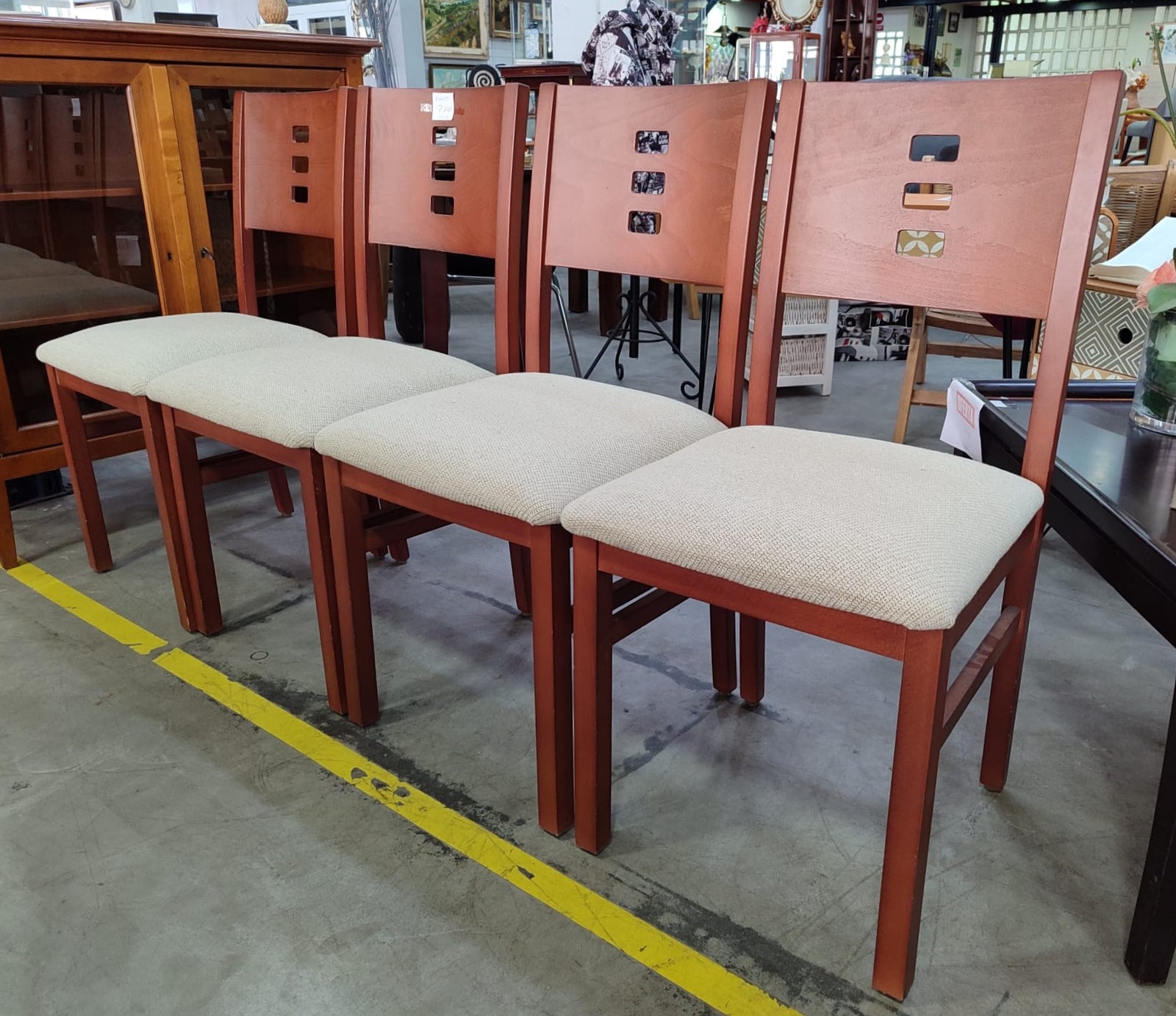 Cuatro sillas — imagen 2
