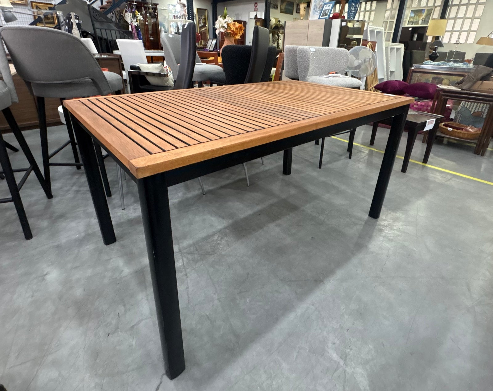 Mesa de comedor de madera y metal