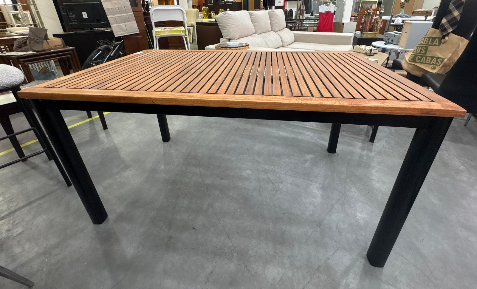 Mesa de comedor de madera y metal — imagen 2
