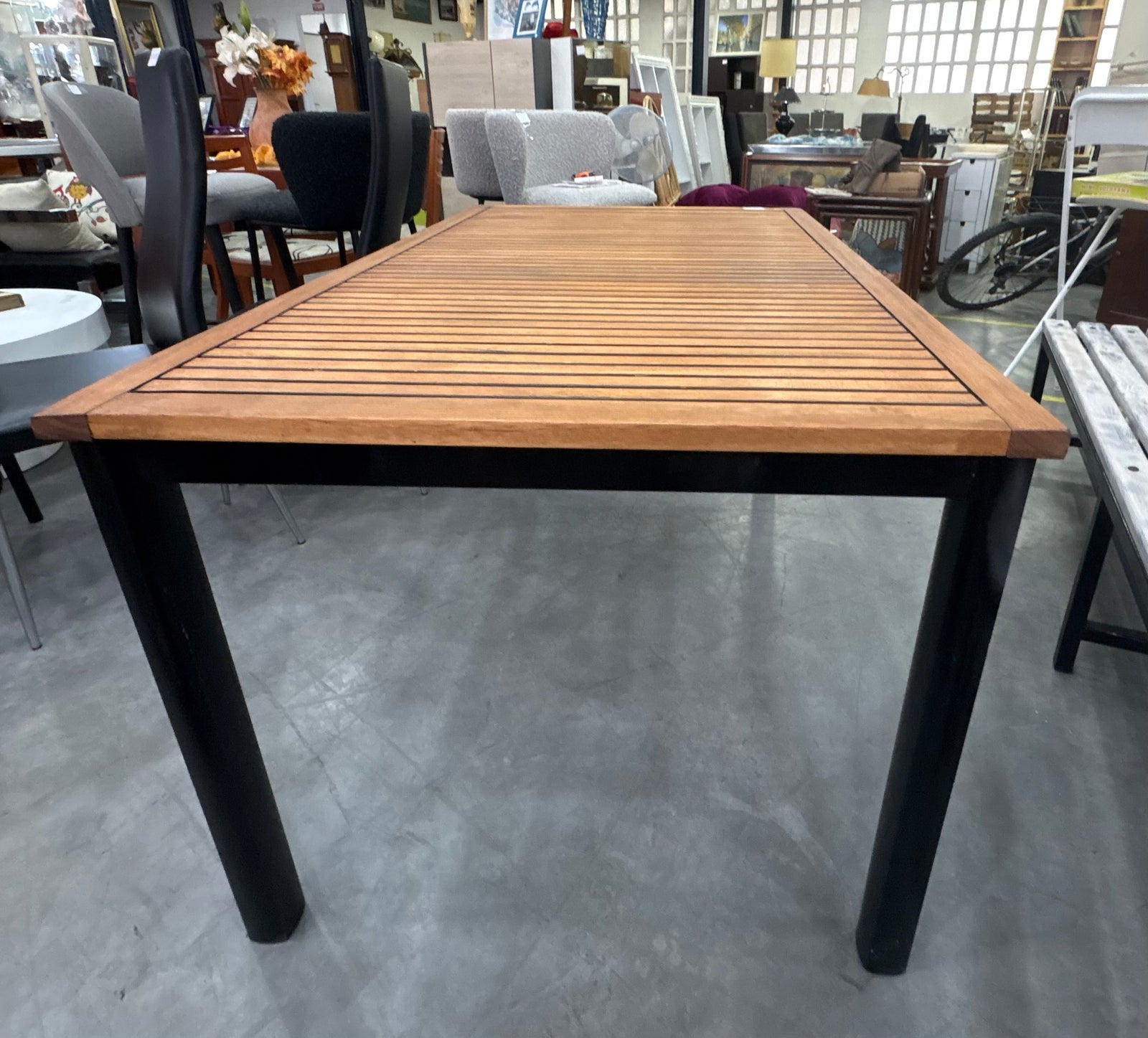 Mesa de comedor de madera y metal — imagen 3
