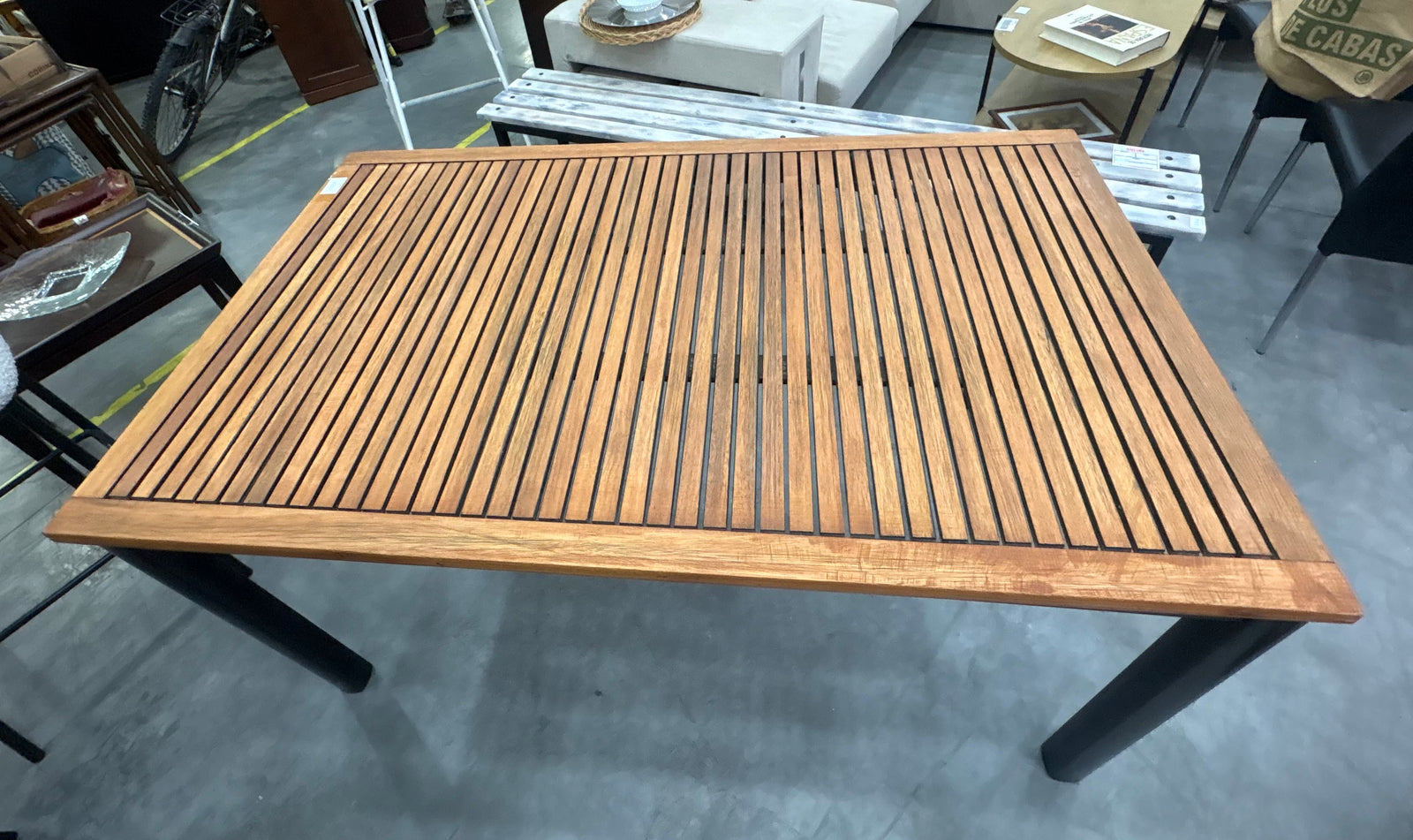 Mesa de comedor de madera y metal — imagen 4