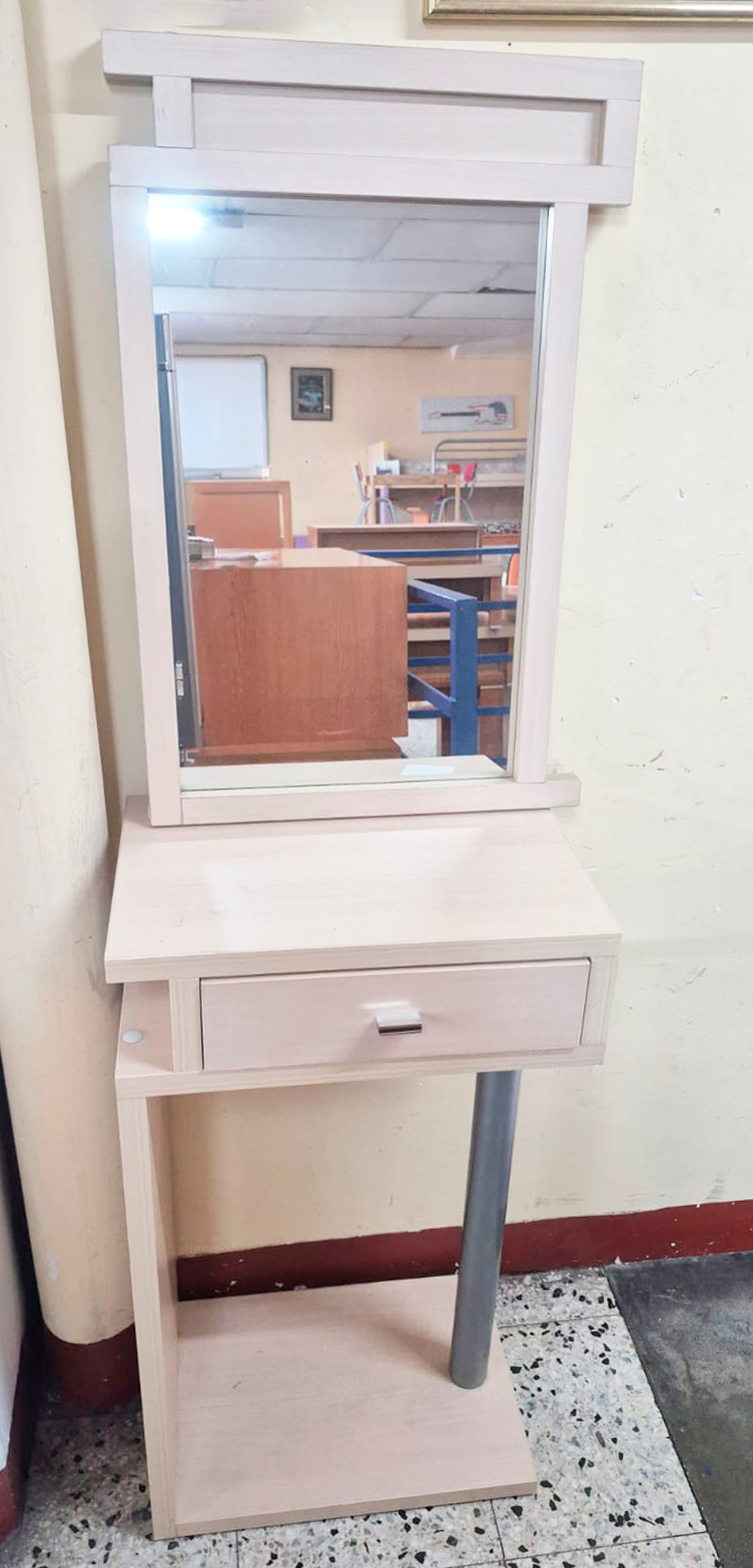 Recibidor de madera con espejo