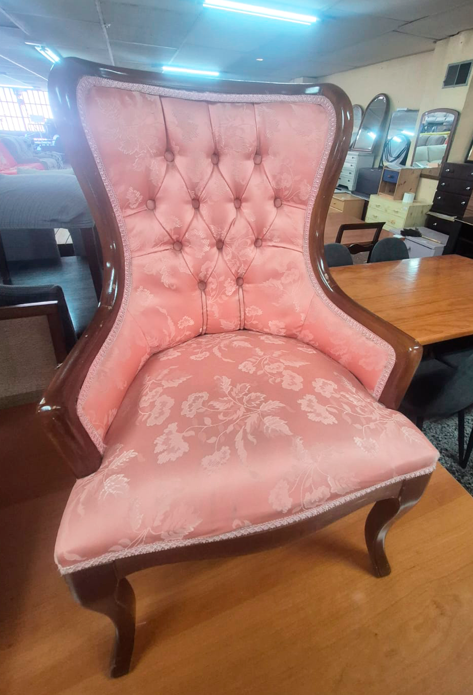 Butaca rosa vintage madera