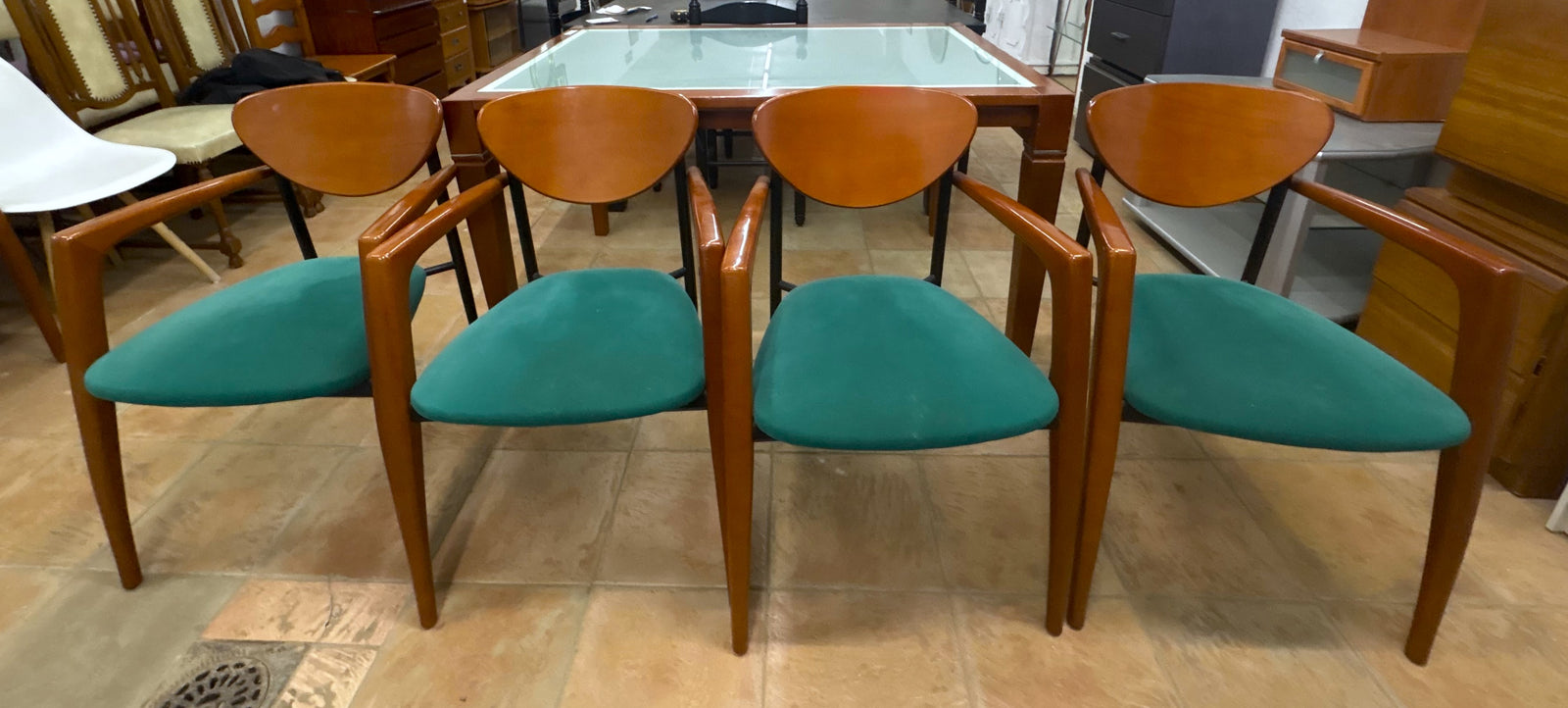 Cuatro sillas de comedor