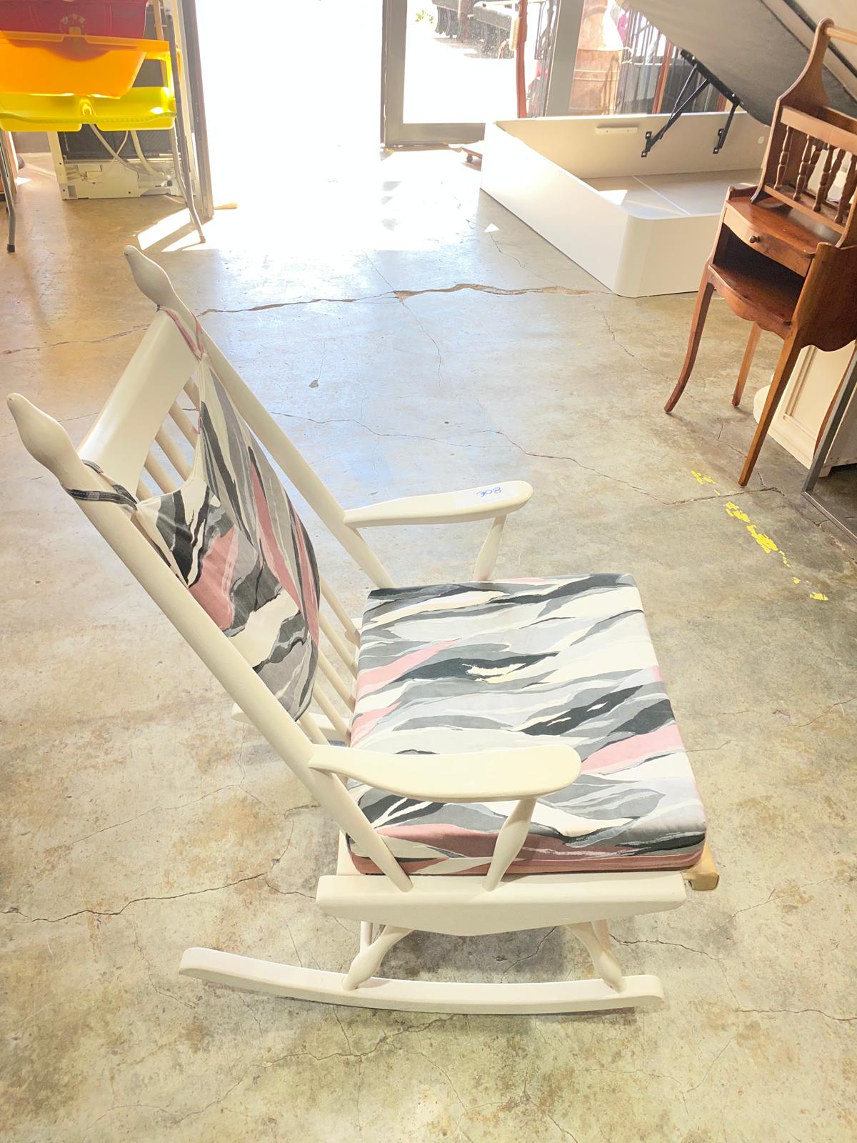 Mecedora de madera blanca — imagen 2