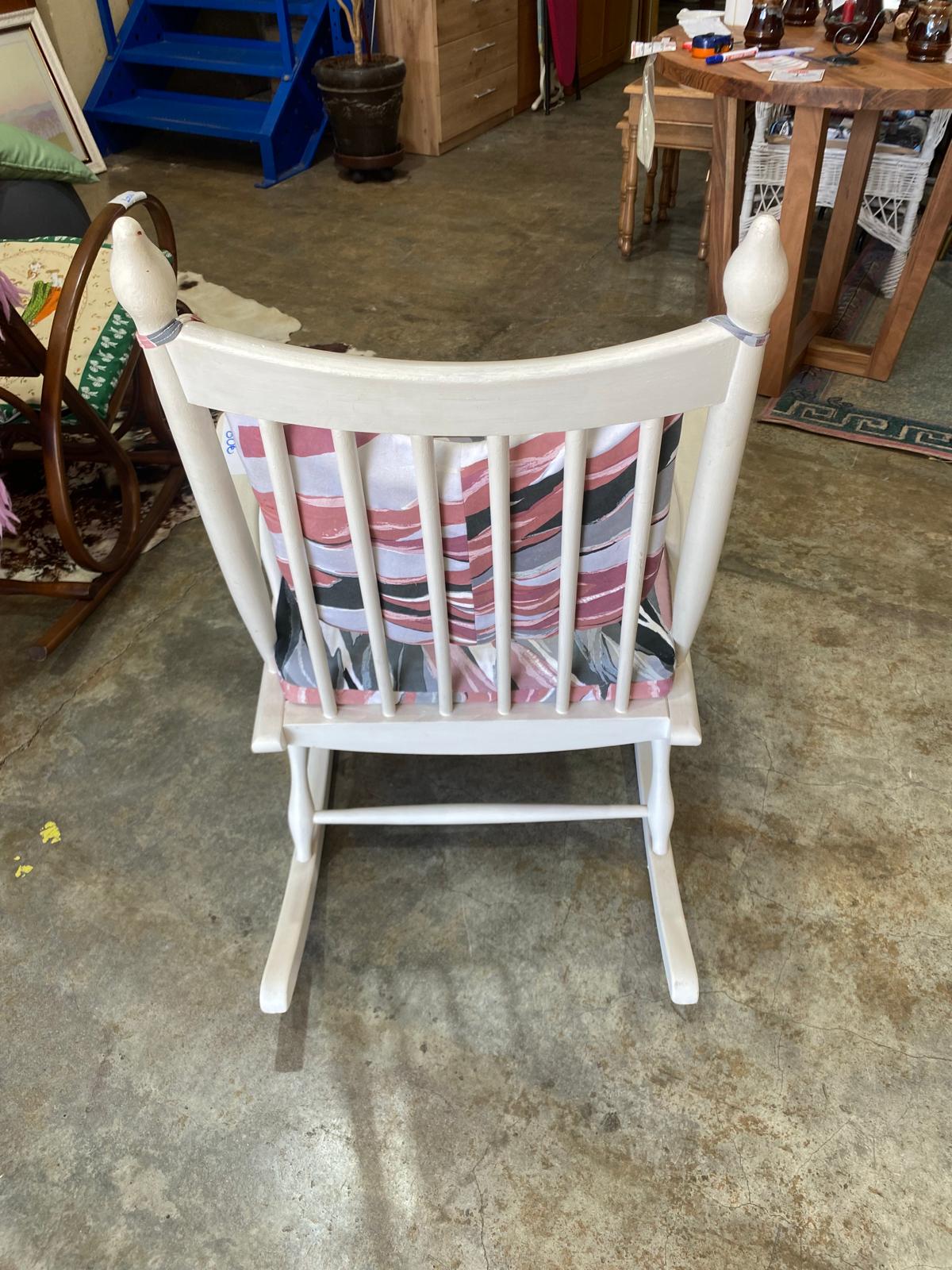 Mecedora de madera blanca — imagen 3
