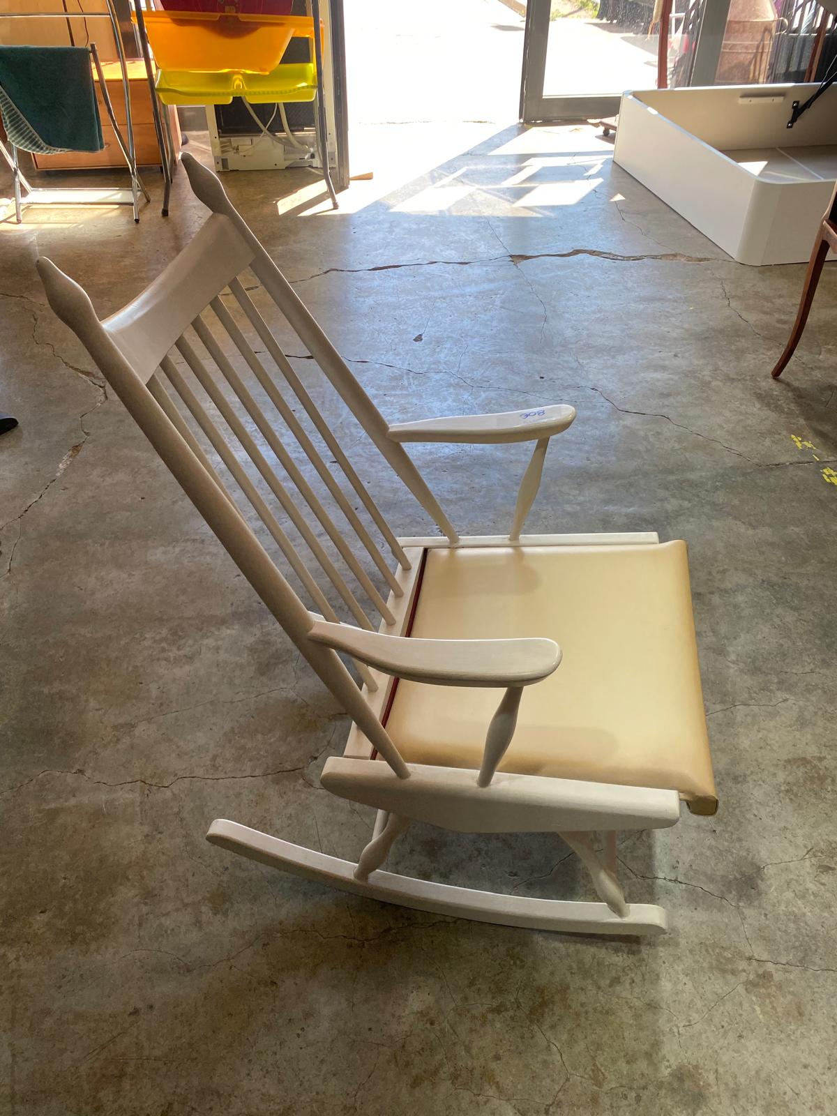 Mecedora de madera blanca — imagen 4