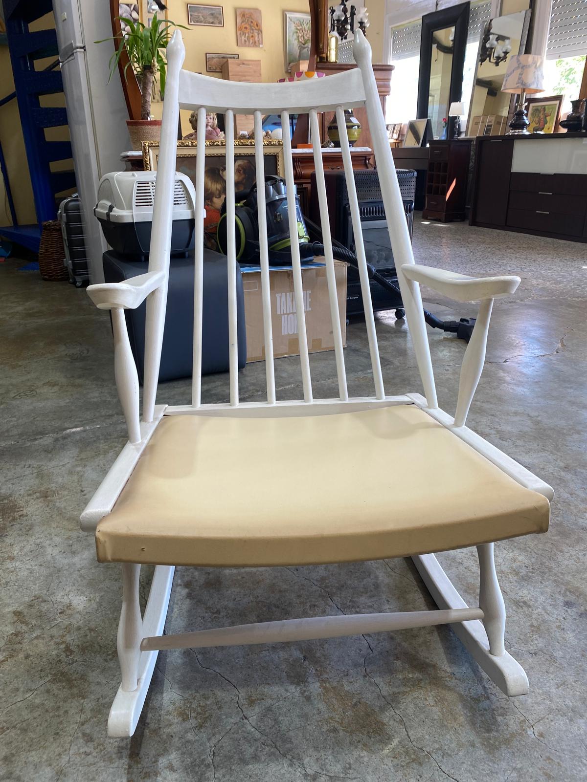 Mecedora de madera blanca — imagen 5