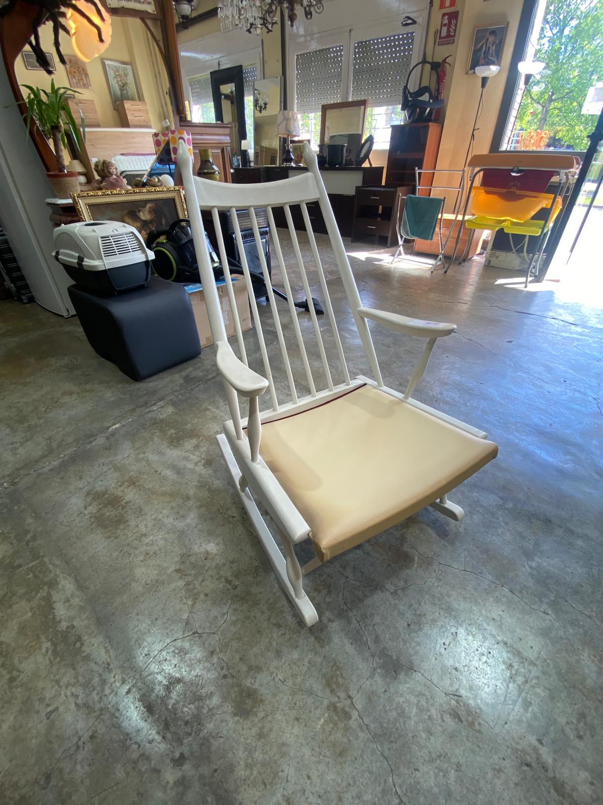 Mecedora de madera blanca — imagen 6