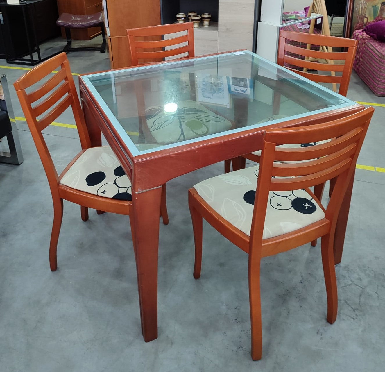 Mesa con cuatro sillas
