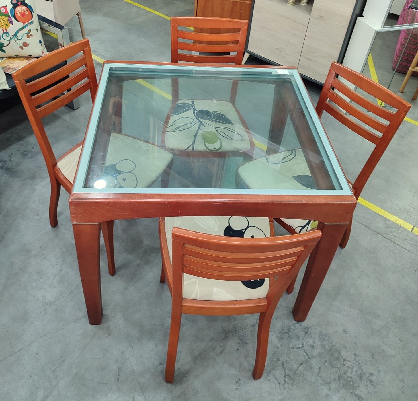 Mesa con cuatro sillas — imagen 2