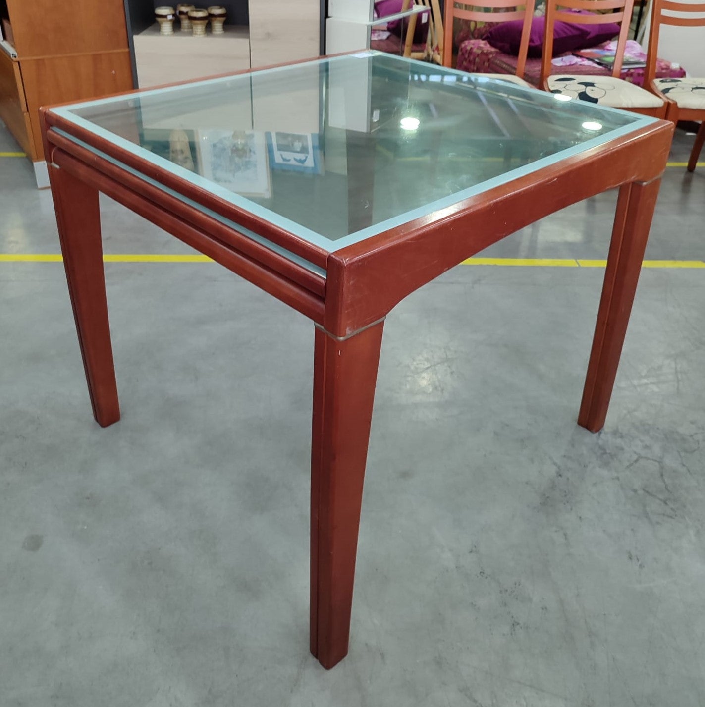 Mesa con cuatro sillas — imagen 3