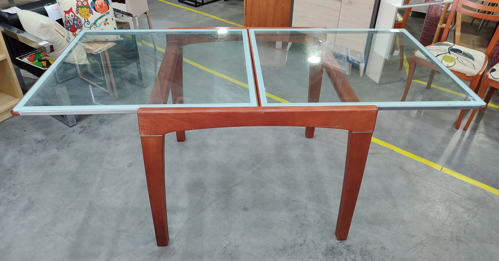 Mesa con cuatro sillas — imagen 4