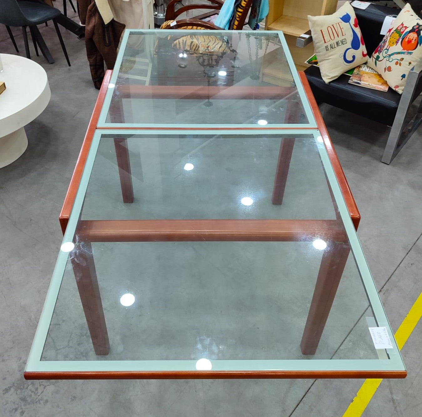 Mesa con cuatro sillas — imagen 5