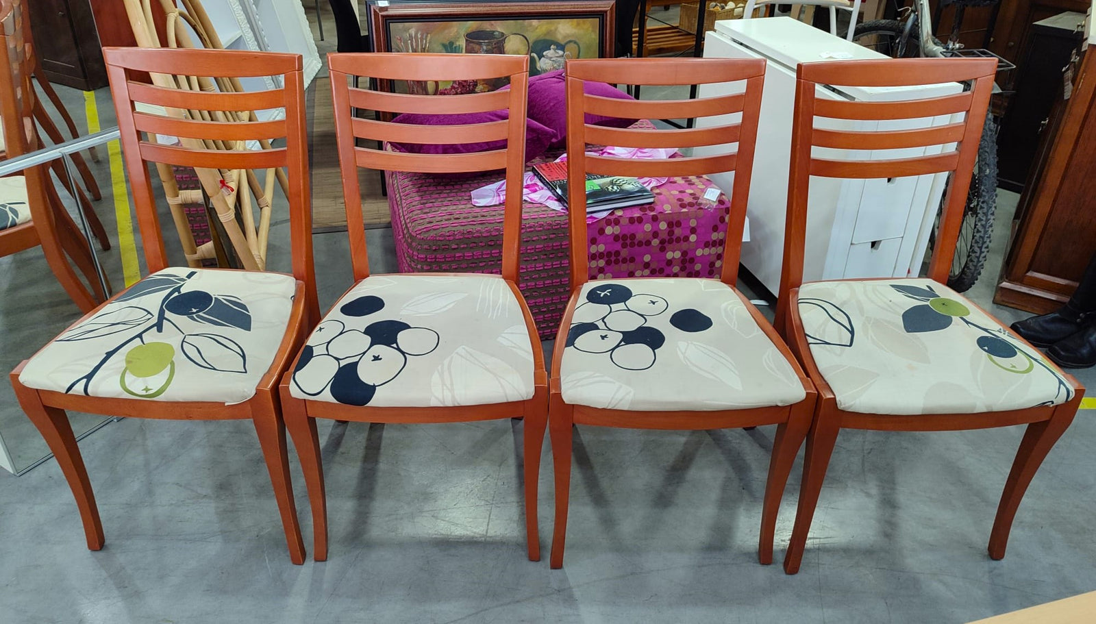 Mesa con cuatro sillas — imagen 6