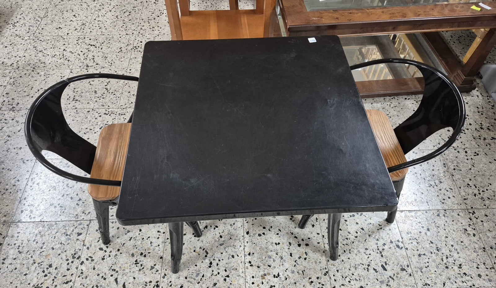 Mesa de metal negra + sillas juvenil — imagen 2