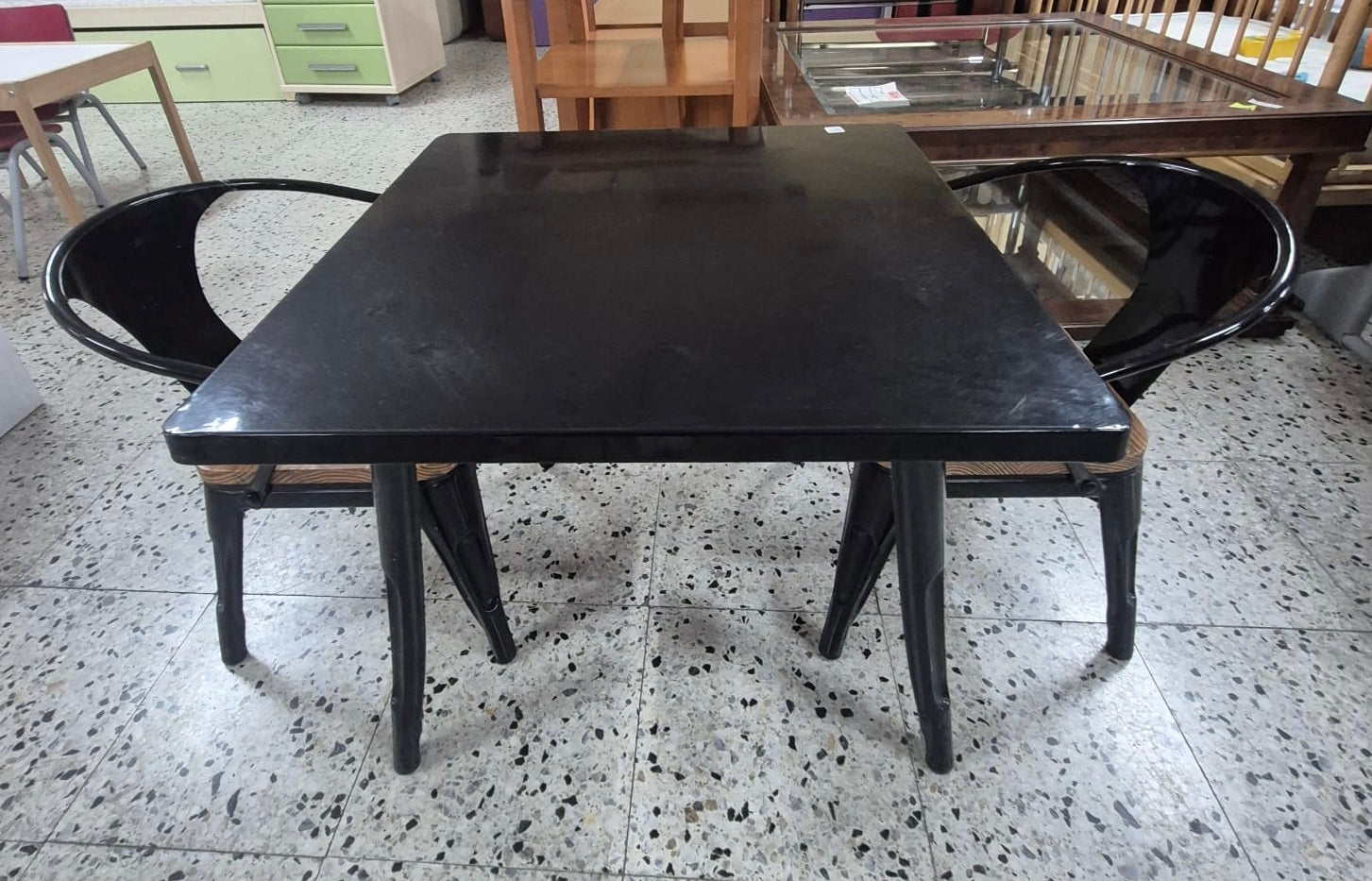 Mesa de metal negra + sillas juvenil — imagen 3