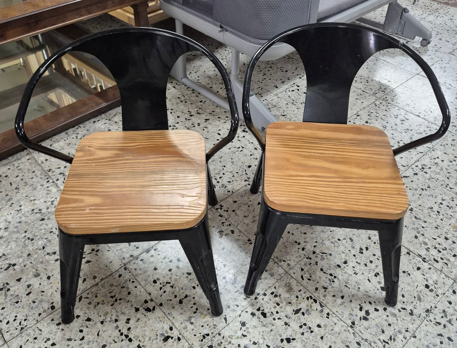 Mesa de metal negra + sillas juvenil — imagen 5