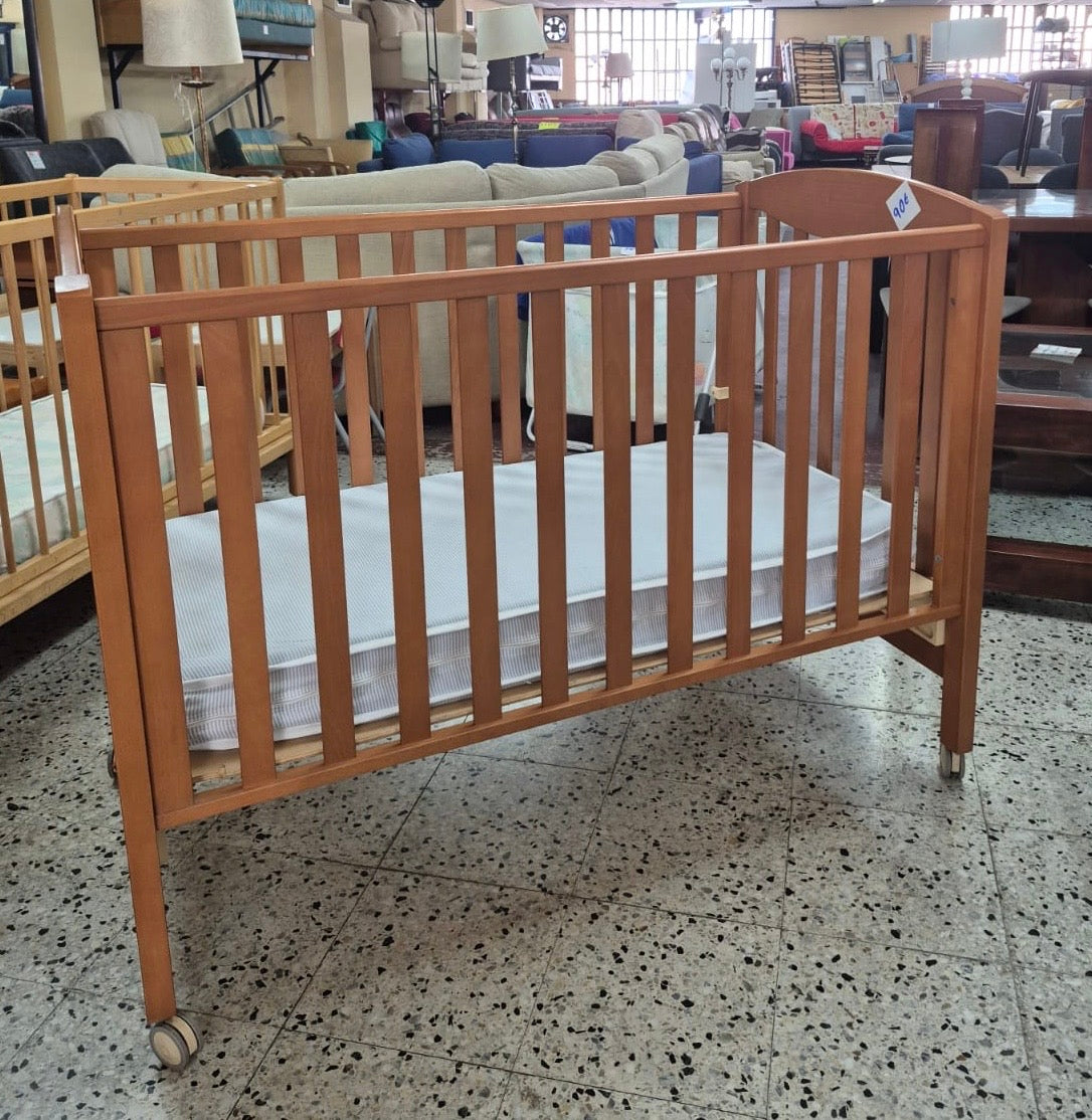 Cuna infantil de madera con colchón