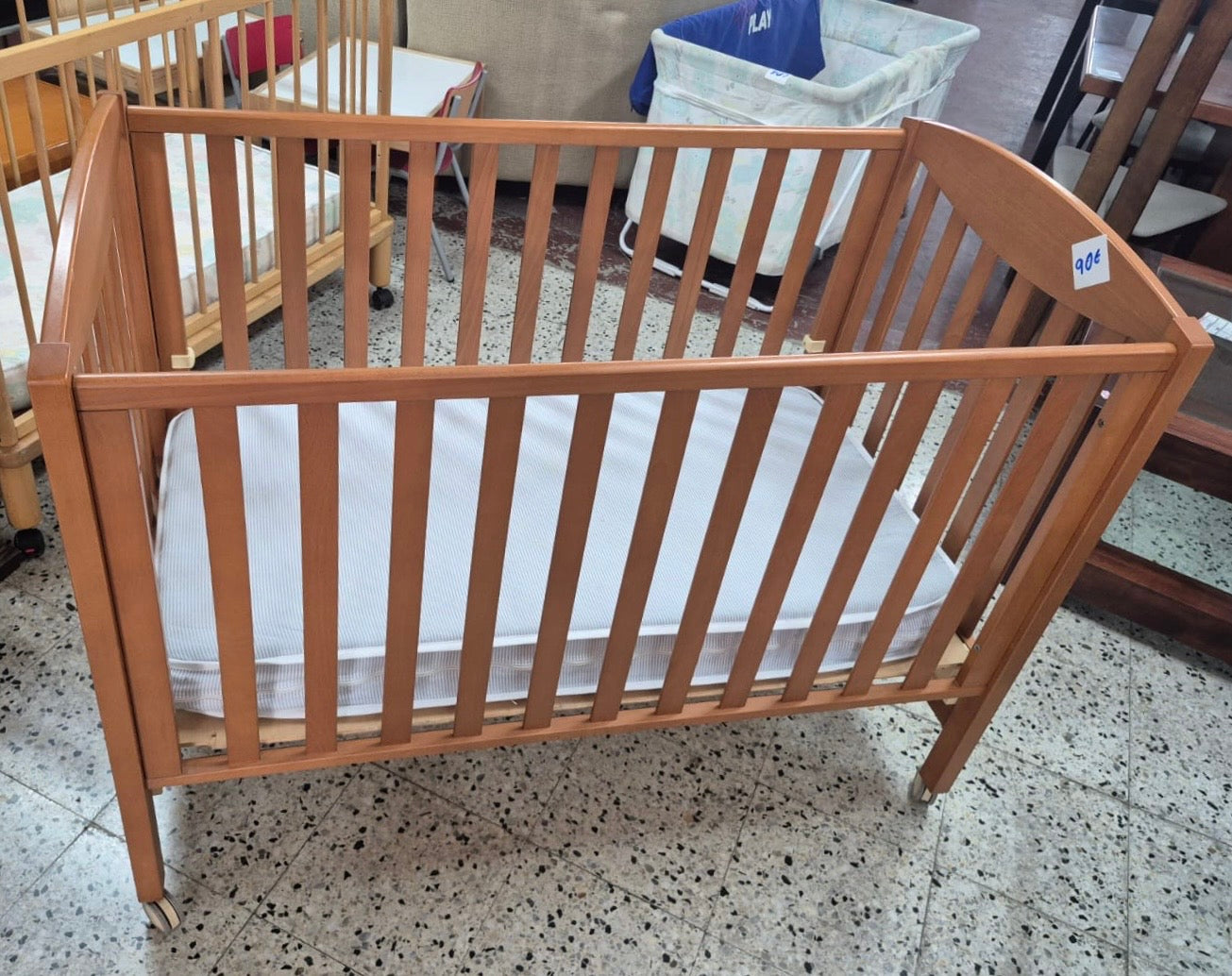 Cuna infantil de madera con colchón — imagen 2