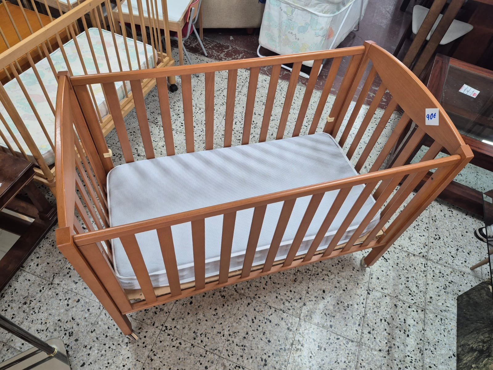 Cuna infantil de madera con colchón — imagen 3