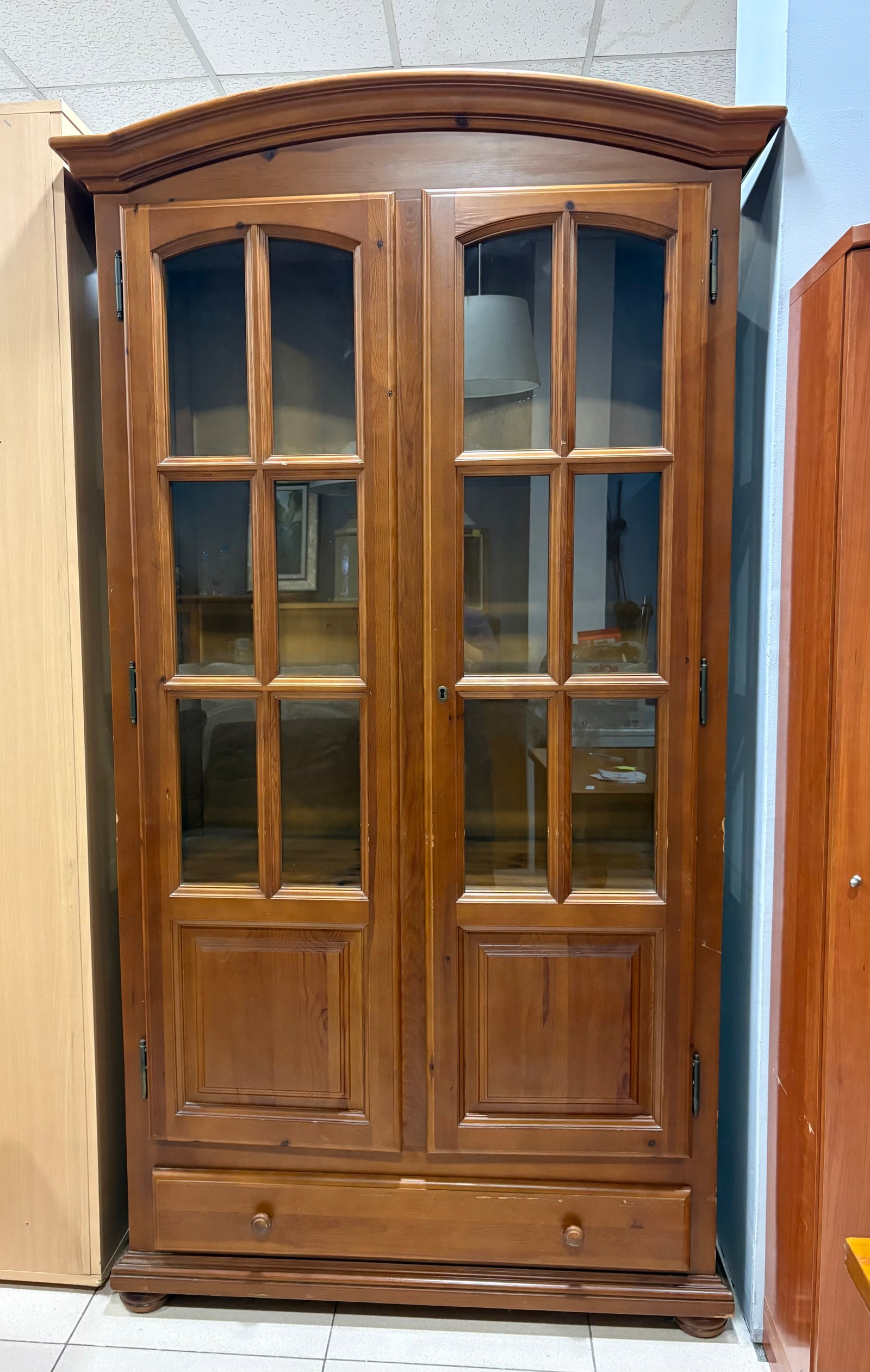 Vitrina de pino con puertas de cristal