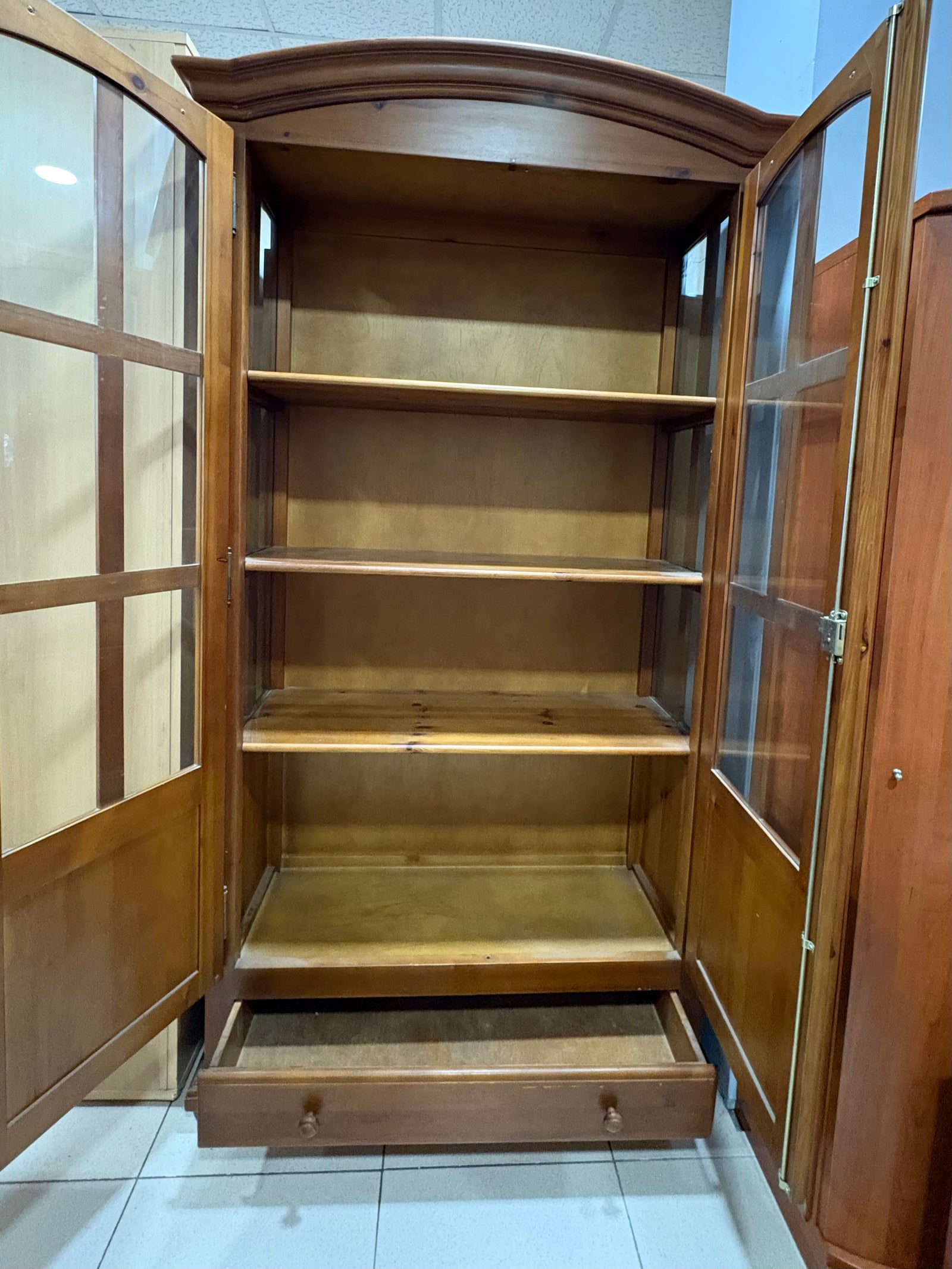 Vitrina de pino con puertas de cristal — imagen 2