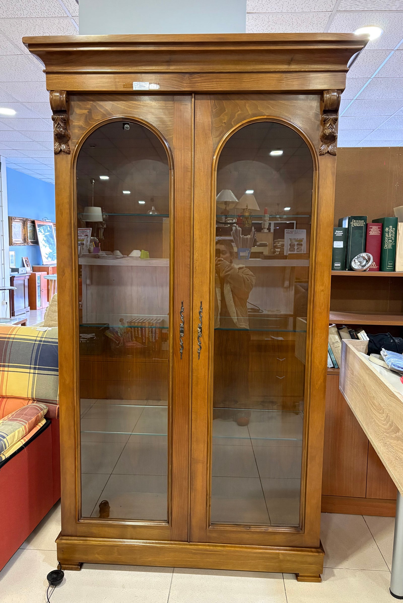 Vitrina de madera con puertas de cristal