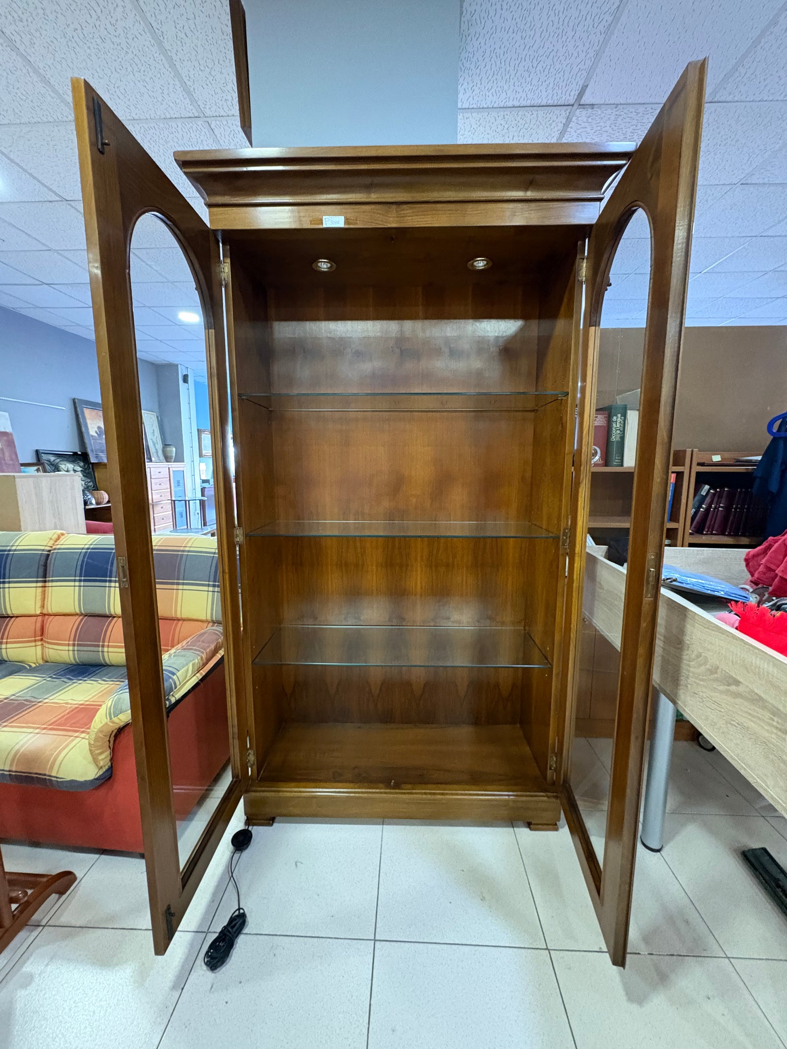 Vitrina de madera con puertas de cristal — imagen 2