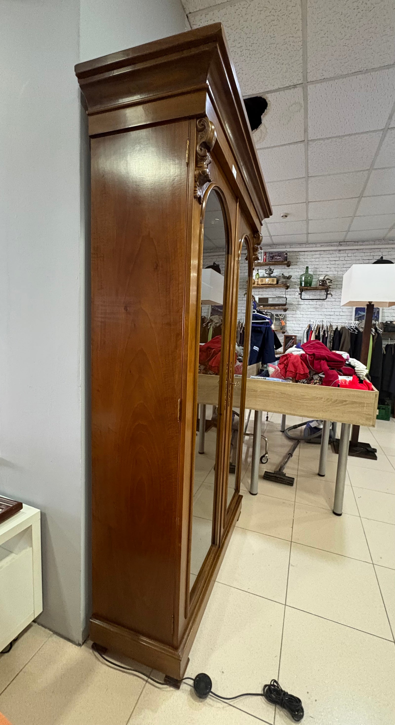 Vitrina de madera con puertas de cristal — imagen 3