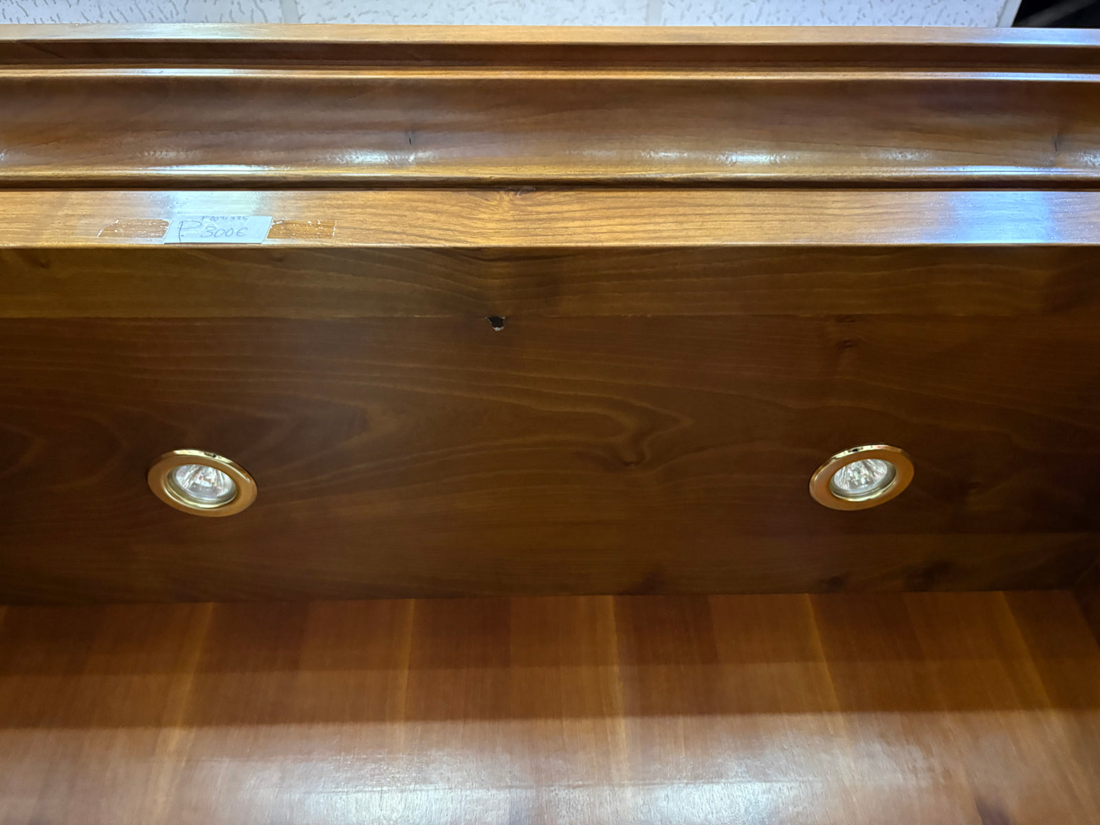 Vitrina de madera con puertas de cristal — imagen 4