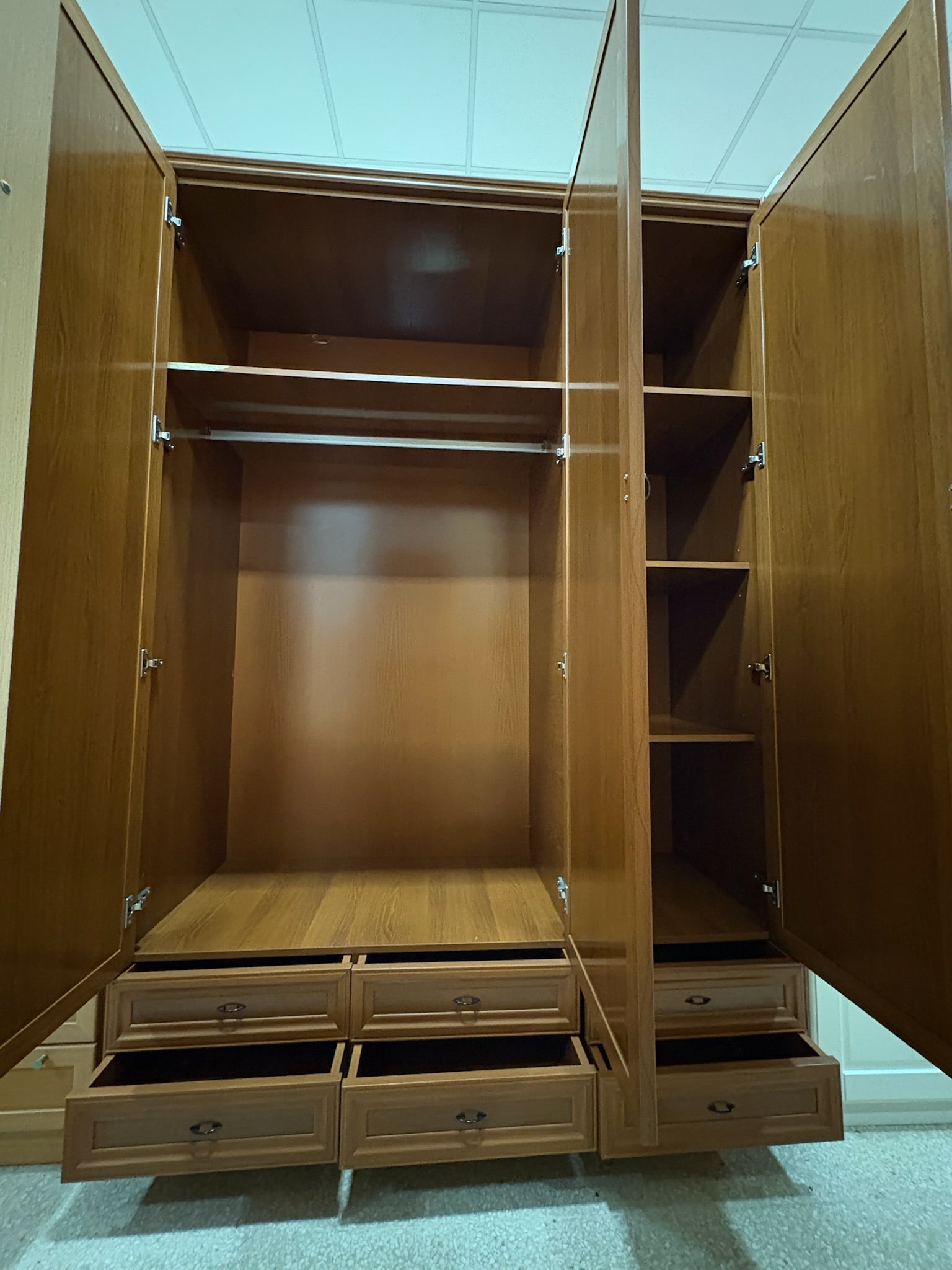 Armario tres puertas y seis cajones — imagen 2