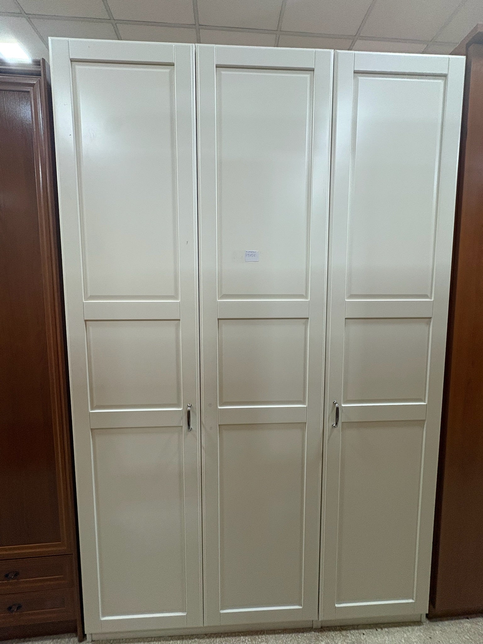 Armario tres puertas IKEA bergsbo
