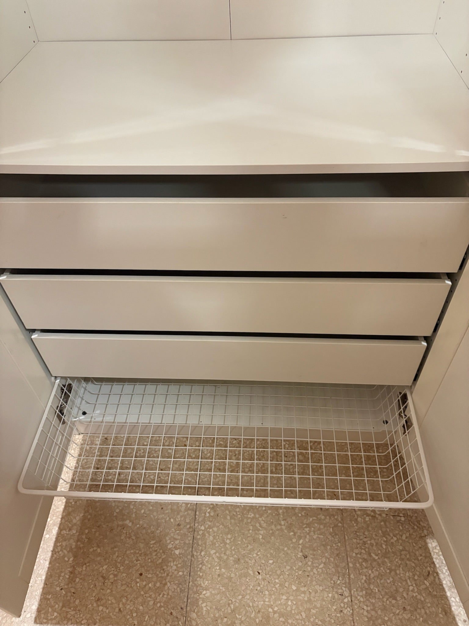 Armario tres puertas IKEA bergsbo — imagen 3
