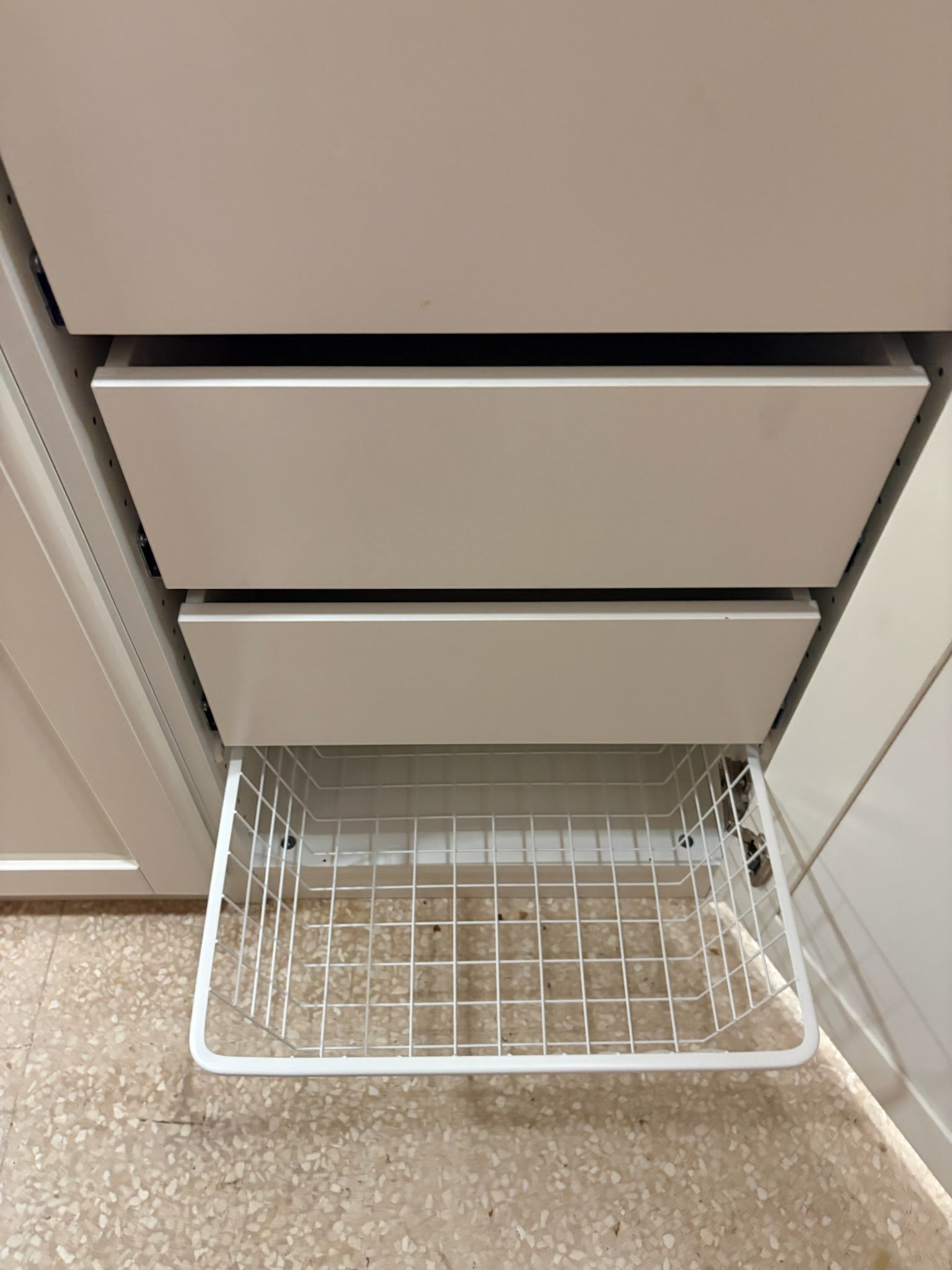 Armario tres puertas IKEA bergsbo — imagen 4