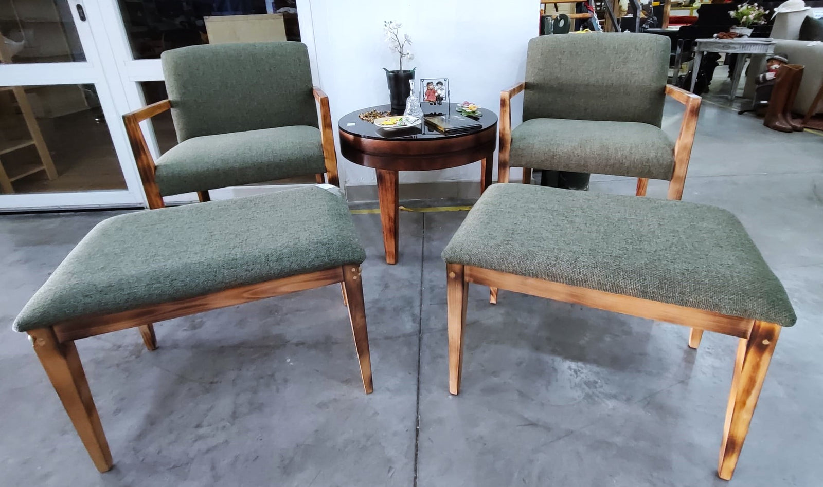 Par de sillones con reposapiés