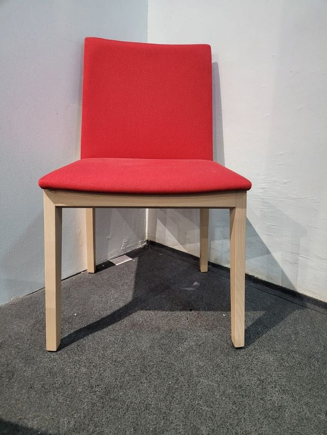 Silla de madera y tela roja