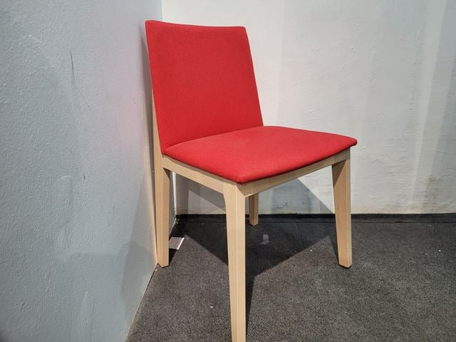 Silla de madera y tela roja — imagen 2
